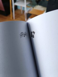 ข้างในตรงกลางของเล่ม
